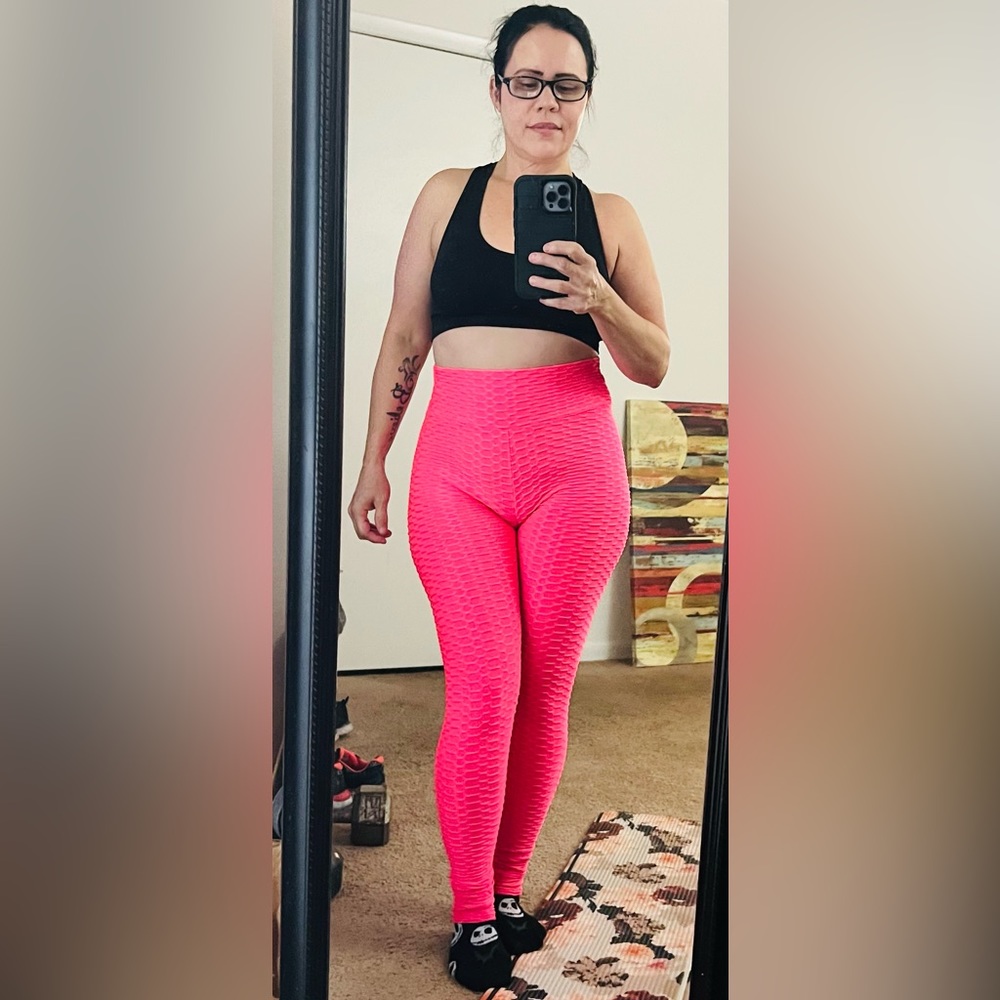 Bella Movement high waisted Neon pink women’s leggings in size small…Like New